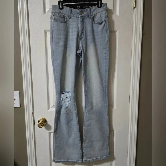 NY&Co Curvy Sculpting Bootcut Flare Jeans in Light Wash, High-Rise, EUC! - Picture 1 of 11